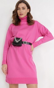 Różowa sukienka born2be prosta w stylu casual z golfem
