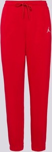 Czerwone spodnie Jordan w street stylu
