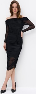 Czarna sukienka Mohito z długim rękawem z odkrytymi ramionami