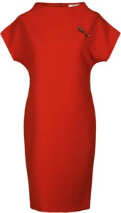 Czerwona sukienka Fokus z tkaniny z dekoltem w łódkę