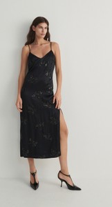 Czarna sukienka Reserved prosta z dekoltem w kształcie litery v