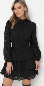 Czarna sukienka born2be z okrągłym dekoltem z tkaniny z długim rękawem