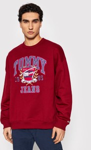 Czerwona bluza Tommy Jeans w młodzieżowym stylu