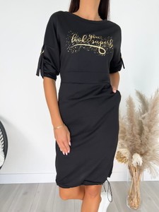 Czarna sukienka ModnaKiecka.pl w stylu klasycznym z okrągłym dekoltem z dresówki