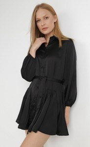 Czarna sukienka born2be koszulowa z satyny w stylu casual