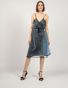 Sukienka ubierzsie.com midi z dekoltem w kształcie litery v na ramiączkach