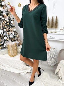 Zielona sukienka ModnaKiecka.pl dla puszystych mini z dekoltem w kształcie litery v