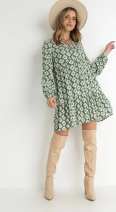 Zielona sukienka born2be w stylu casual w geometryczne wzory