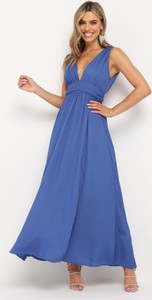 Niebieska sukienka born2be na ramiączkach z dekoltem w kształcie litery v rozkloszowana