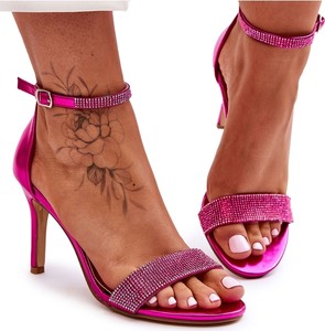 Różowe sandały ButyModne z klamrami na szpilce