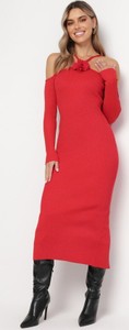 Czerwona sukienka born2be z okrągłym dekoltem dopasowana w stylu casual