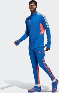 Niebieski dres Adidas z dresówki w sportowym stylu