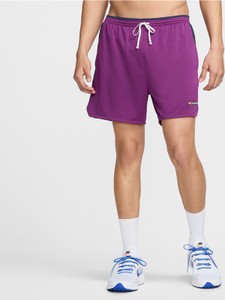 Fioletowe spodenki Nike w sportowym stylu