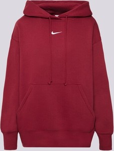Czerwona bluza Nike w street stylu