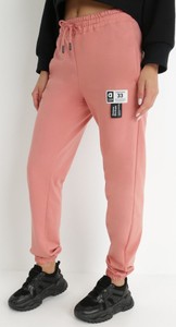 Różowe spodnie born2be z bawełny