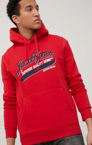 Czerwona bluza Jack & Jones z nadrukiem w młodzieżowym stylu