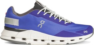 Niebieskie buty sportowe On Running sznurowane w sportowym stylu