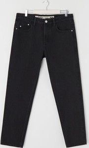 Czarne jeansy Sinsay w street stylu