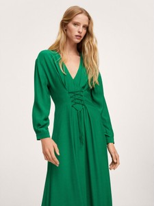 Zielona sukienka Mango midi z dekoltem w kształcie litery v