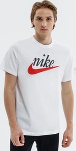 T-shirt Nike w młodzieżowym stylu