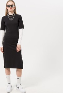 Sukienka Nike z okrągłym dekoltem w sportowym stylu z krótkim rękawem