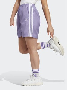 Fioletowe szorty Adidas w sportowym stylu