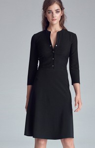 Czarna sukienka Nife z długim rękawem z dekoltem w kształcie litery v w stylu casual