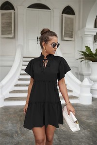 Czarna sukienka Tina w stylu casual z okrągłym dekoltem
