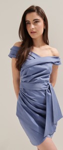 Niebieska sukienka Mohito z odkrytymi ramionami hiszpanka z krótkim rękawem