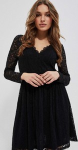 Czarna sukienka Moodo.pl z dekoltem w kształcie litery v z długim rękawem mini