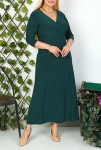 Zielona sukienka IVET dla puszystych z tkaniny z dekoltem w kształcie litery v