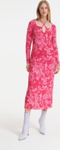 Różowa sukienka Reserved midi z dekoltem w kształcie litery v w stylu casual