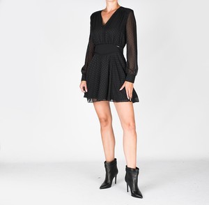 Czarna sukienka ubierzsie.com mini z tkaniny z długim rękawem