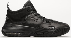 Czarne buty sportowe Jordan w sportowym stylu