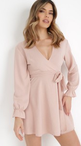 Różowa sukienka born2be z dekoltem w kształcie litery v z długim rękawem w stylu casual