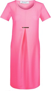 Różowa sukienka Fokus z krótkim rękawem oversize