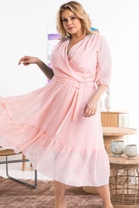 Różowa sukienka KARKO z tkaniny w stylu casual dla puszystych