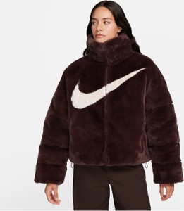 Damska oversize&apos;owa kurtka puchowa ze sztucznego futra Nike Sportswear Essential - Brązowy