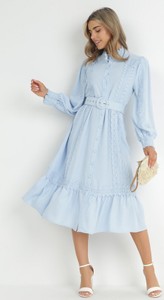 Niebieska sukienka born2be koszulowa midi w stylu casual