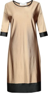 Złota sukienka Fokus z okrągłym dekoltem midi oversize