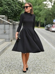 Czarna sukienka forseti.net.pl z długim rękawem z okrągłym dekoltem