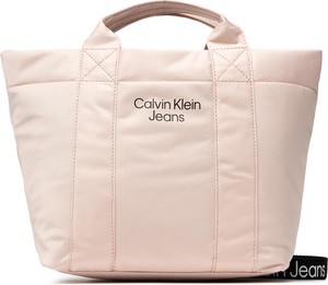 Różowa torebka Calvin Klein na ramię w wakacyjnym stylu