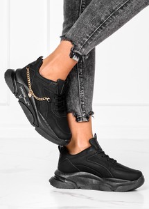 Czarne buty sportowe Casu z płaską podeszwą sznurowane w sportowym stylu