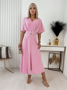 Różowa sukienka UBRA.PL z krótkim rękawem midi z dekoltem w kształcie litery v