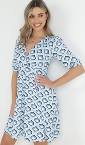 Niebieska sukienka born2be w stylu casual z krótkim rękawem w geometryczne wzory