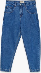 Niebieskie jeansy Cropp w street stylu