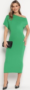 Zielona sukienka born2be z asymetrycznym dekoltem asymetryczna