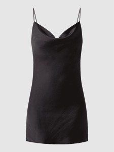 Czarna sukienka Gina Tricot dopasowana w stylu casual z dekoltem w kształcie litery v