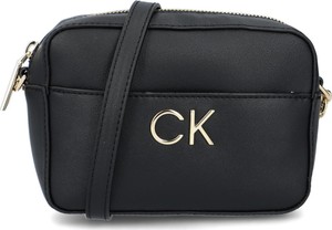 Czarna torebka Calvin Klein mała lakierowana na ramię