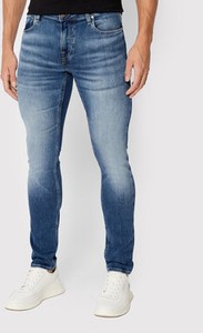 Niebieskie jeansy Guess w street stylu